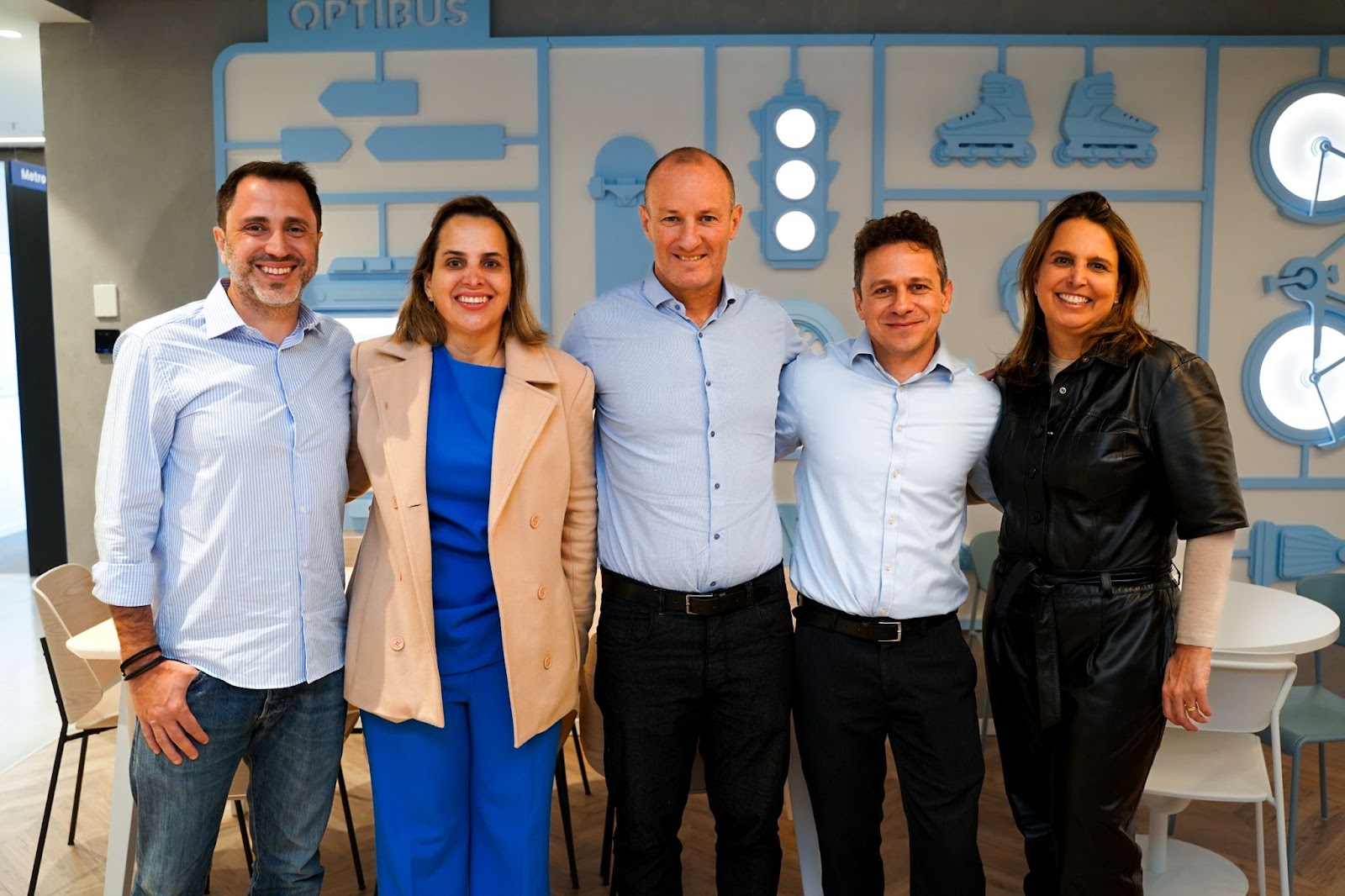 A MobiBrasil visitó la sede de Optibus, en Israel, para discutir estrategias para llevar la innovación tecnológica a sus operaciones. De izquierda a derecha: César Olmos, director general de Cittamobi; Tatiana Chaves, socia de MobiBrasil; Ronen Avraham, Gerente General de Optibus LATAM; Eitan Yanovsky, CTO y cofundador de Optibus; y Niege Chaves, propietario de MobiBrasil y fundador de Cittamobi.