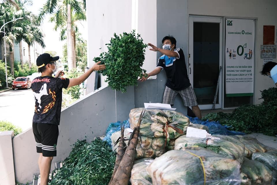 Có thể là hình ảnh về một hoặc nhiều người, mọi người đang đứng, cây và ngoài trời