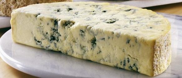 پنیر راکفورت با رگه های آبی رنگ
