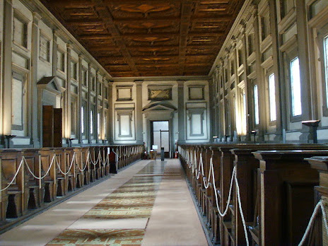 https://upload.wikimedia.org/wikipedia/commons/thumb/e/e7/Biblioteca_medicea_laurenziana_interno_01.JPG/800px-Biblioteca_medicea_laurenziana_interno_01.JPG