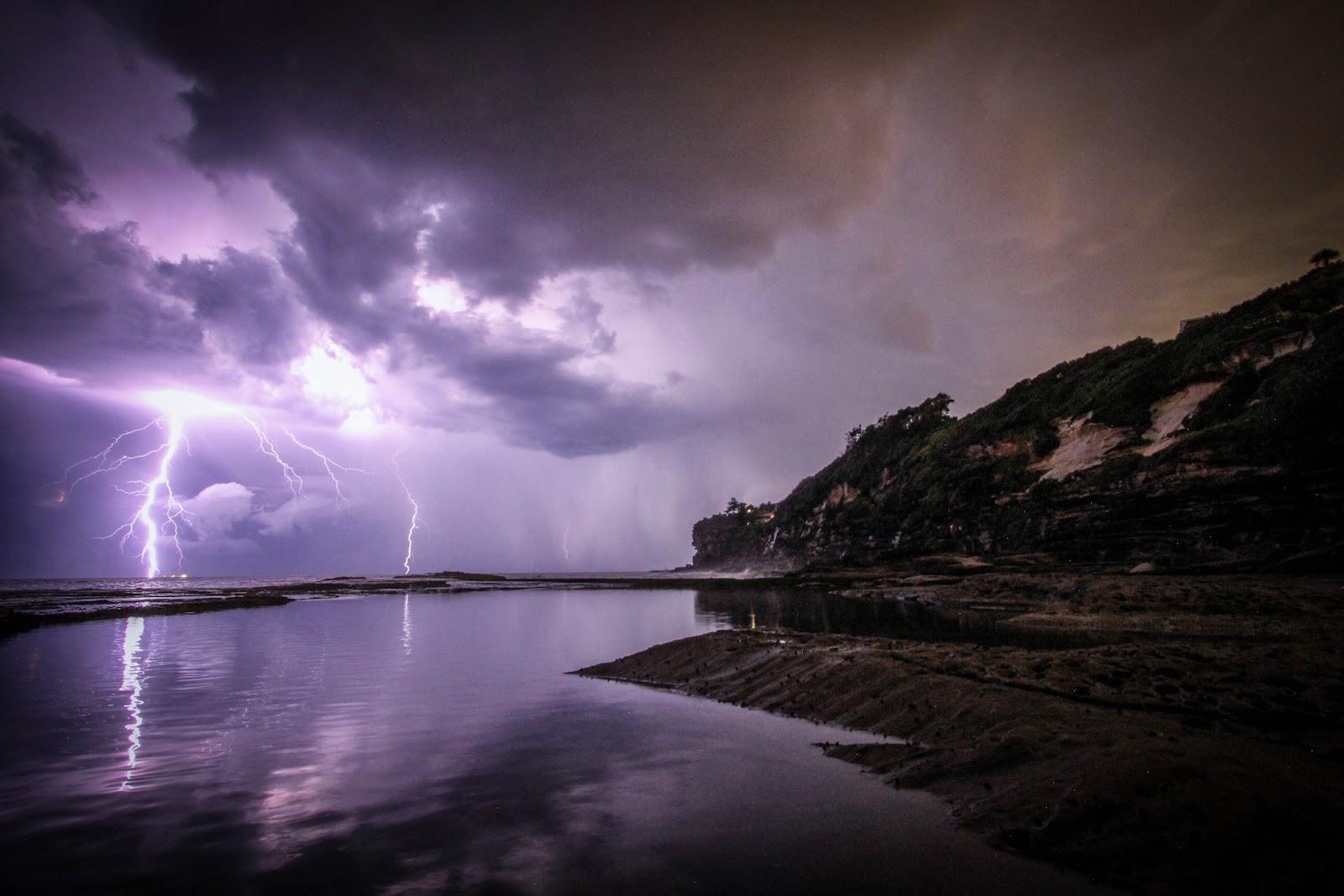 hail storms, lightning, natural disasters, in Canada, dark sky