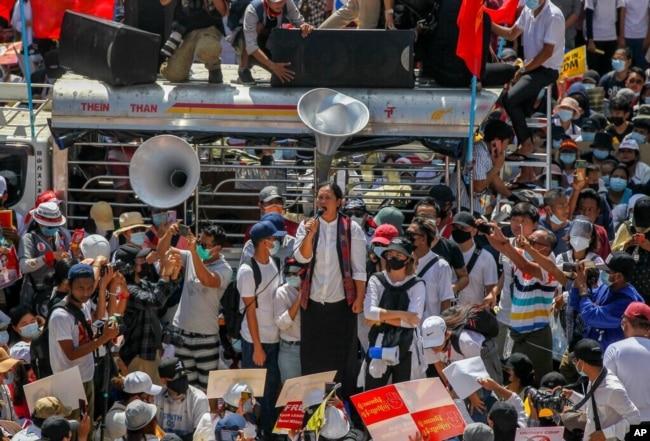 缅甸抗议民众聚集在仰光市中心苏雷塔附近。(2021年2月17日)