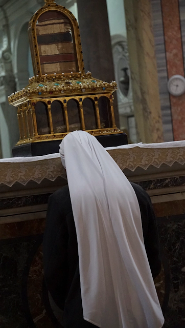 Cầu nguyện trước áo choàng của Thánh Giuse tại Vương cung Thánh đường Thánh Anastasia