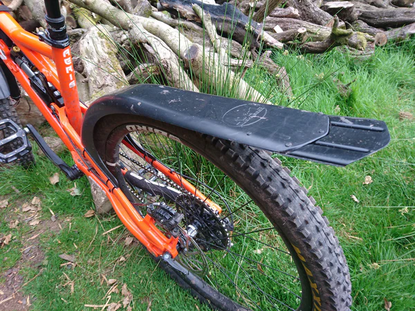 It makes sense to install a mudguard extension on a mountain bike, even though it changes the way the bike looks.