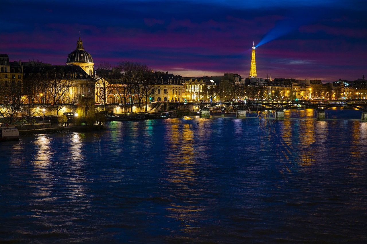 El río Sena y la Torre Eiffel iluminada en París