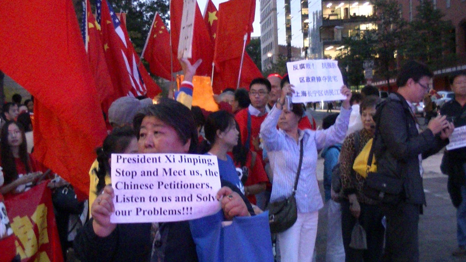 海外访民史无前例结队阻截中共首脑习近平告御状