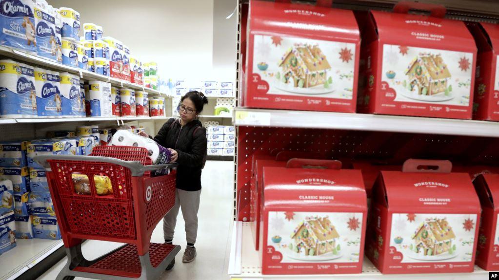 在新泽西州爱迪生市塔吉特百货公司(Target store),一名购物者在把一件商品放进购物车之前先看了看(2018年11月16日)。