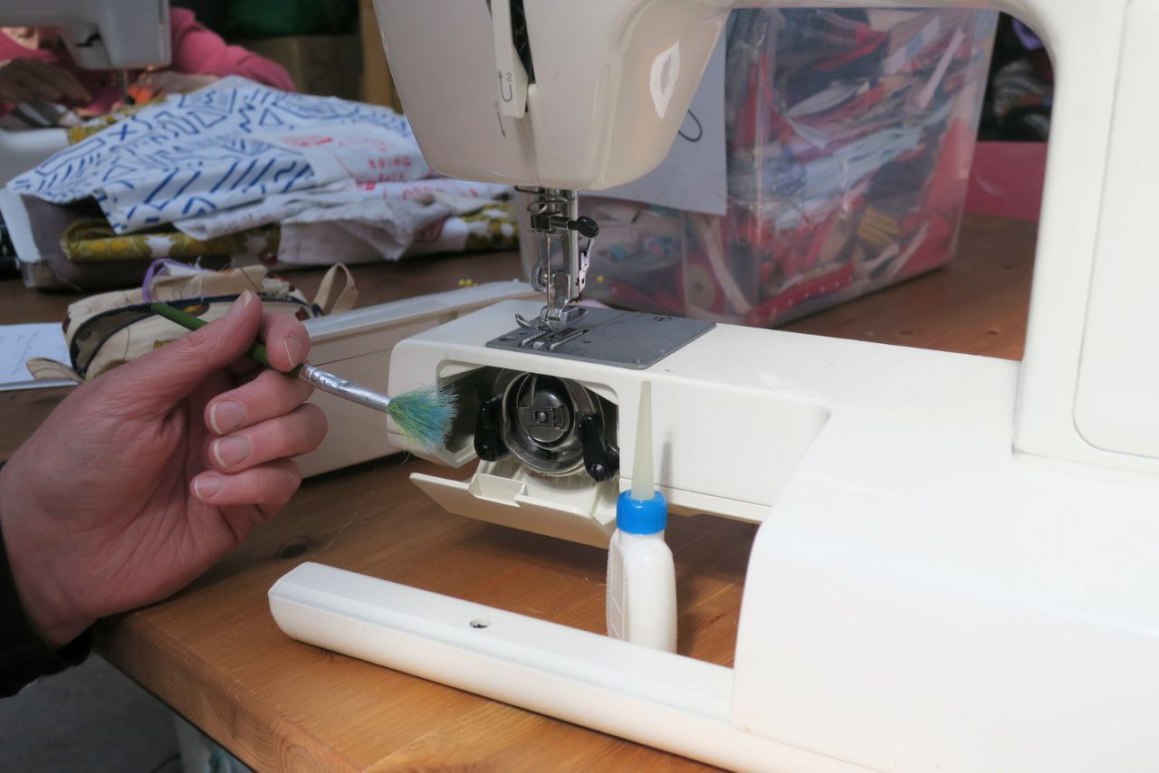 Почему машинка не захватывает нить. Sewing Machine Repair. Машина не шьет толстую ткань способ устранение неполадки.