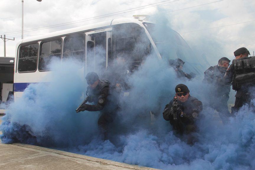 Colombian police take part in a training exercise.