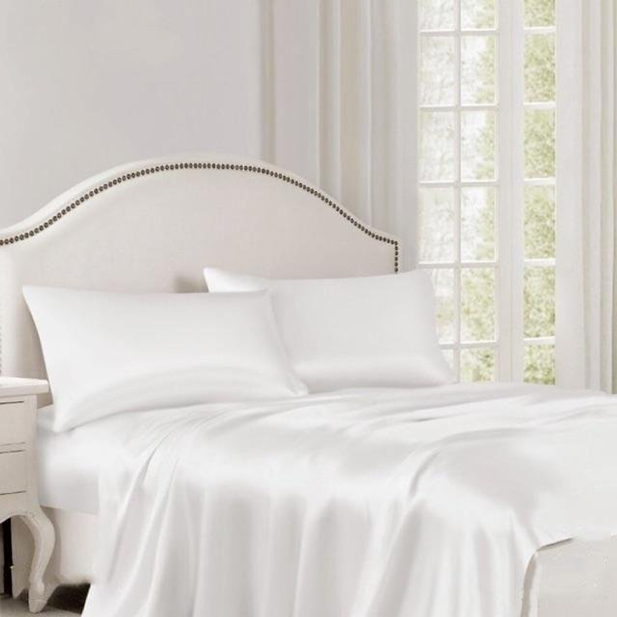  Drap giường màu trắng trơn giúp phòng ngủ có diện tích khiêm tốn trở nên thoáng và không rối mắt