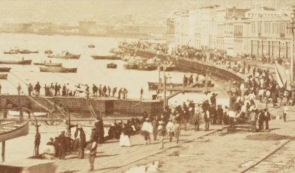 Renzo Vaccarezza on Twitter: &quot;&quot;Paseo en el Malecón de #Valparaíso&quot;. La vía  férrea nunca fue obstáculo para llegar al borde costero.… &quot;