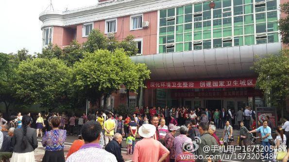 重庆逾千村民围政府阻交通遭数百警察镇压