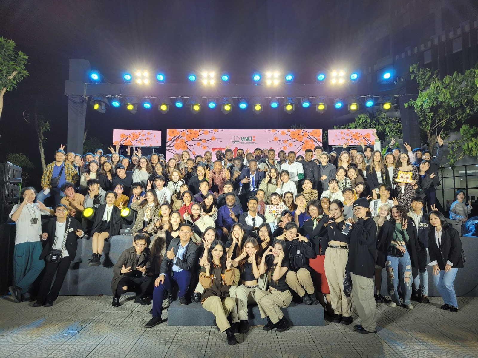 Photo de famille de tous les étudiants internationaux de l’UNV Hanoï 