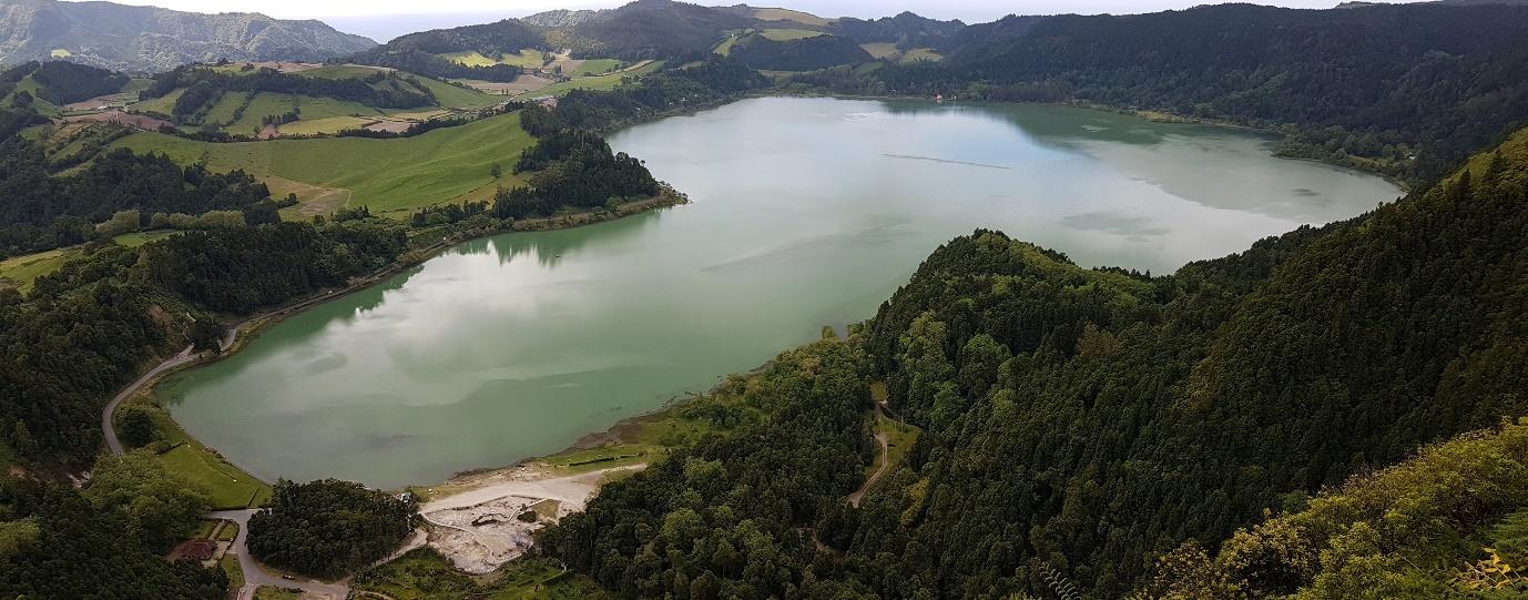 Vista de un lago rodeado de montañas

Descripción generada automáticamente