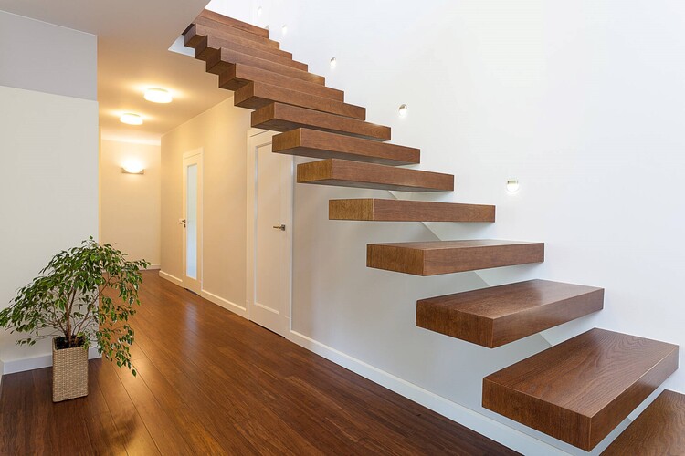 Cầu thang gỗ lim sang trọng cho căn hộ hiện đại.