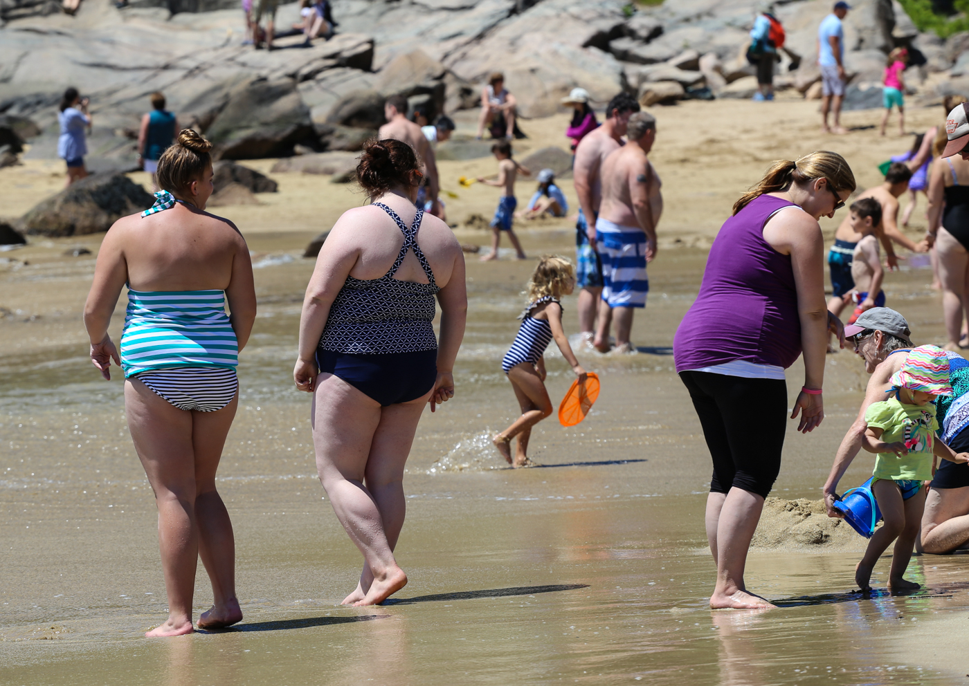 Куча толстых. Полные люди на пляже. Толстие женщини на пляже.