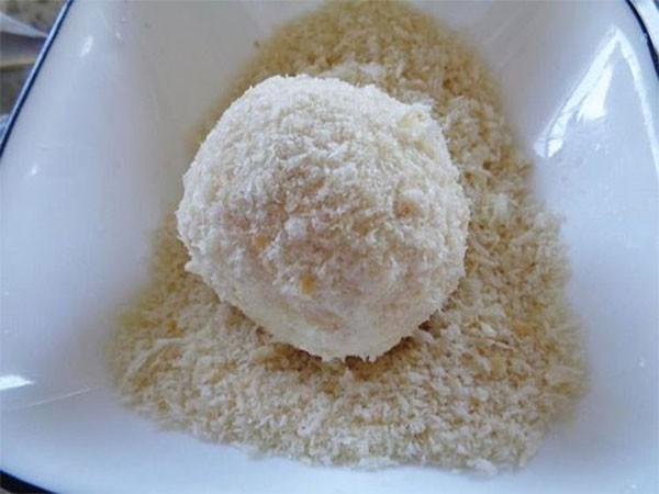 Lăn viên kem qua trứng và bột chiên xù