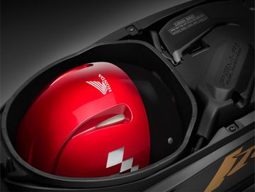 Cốp chứa đồ trên xe Honda Wave RSX 2023 có thiết kế dạng U-box