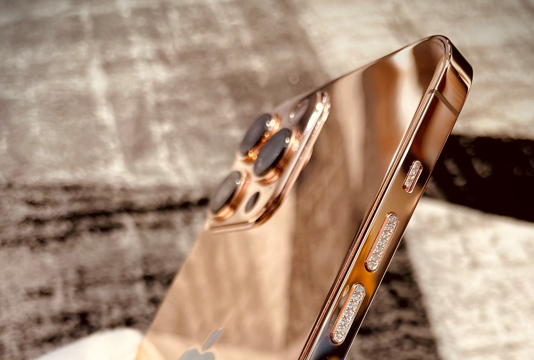 Chi tiết iPhone 13 Pro Max bản mạ vàng và kim cương siêu “sang chảnh” giá hơn 130 triệu đồng tại Việt Nam - Ảnh 6.