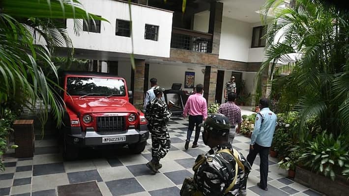 Income Tax raids on Dainik Bhaskar offices; Opposition says it is paying  the price for exposing Modi govt