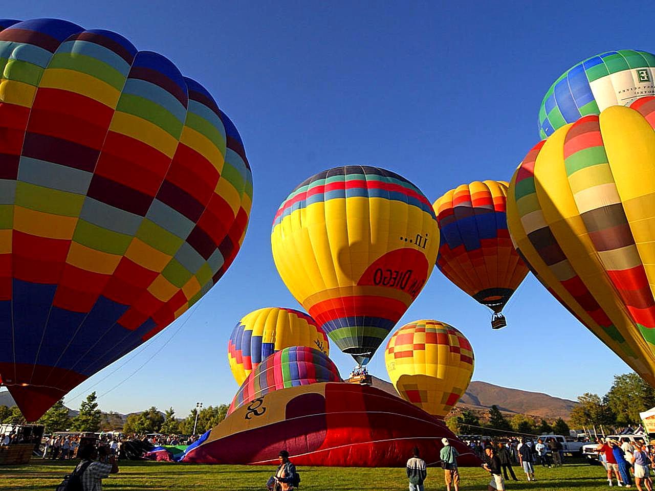 https://upload.wikimedia.org/wikipedia/commons/9/97/Hot_air_balloons_on_ground.jpg
