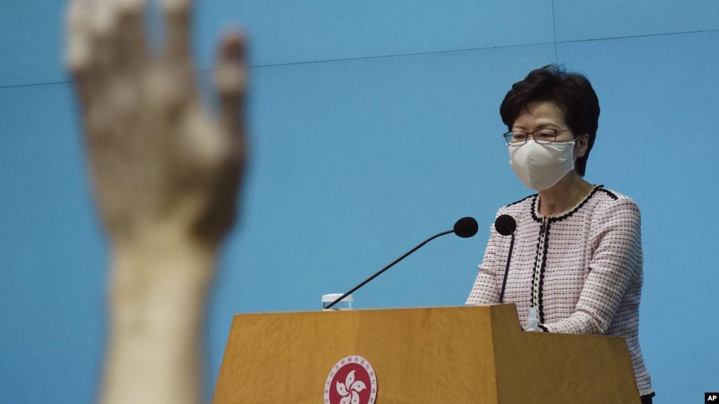香港特首林郑月娥在记者会上答记者问。(2020年9月8日)
