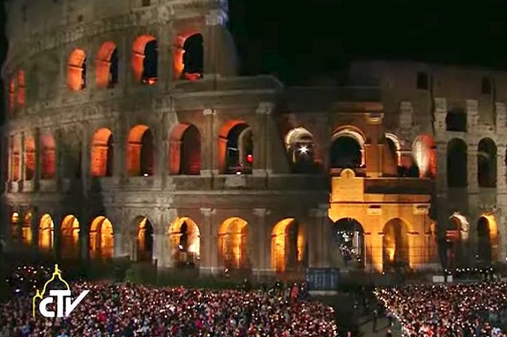 Chặng đàng Thánh giá tại Colosseum với Đức Thánh Cha: ‘Hổ thẹn vì tội của chúng ta, nhưng hy vọng trong lòng thương xót của Thiên Chúa’