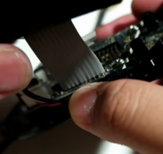 Open up the gaming mouse shell to get to the inner components. 