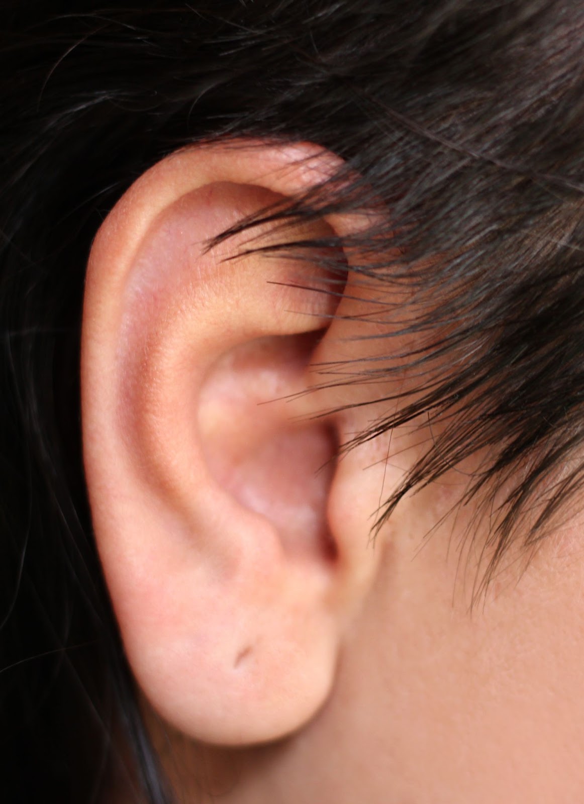 laryngolog dziecięcy, który zaraz wykona badanie słuchu