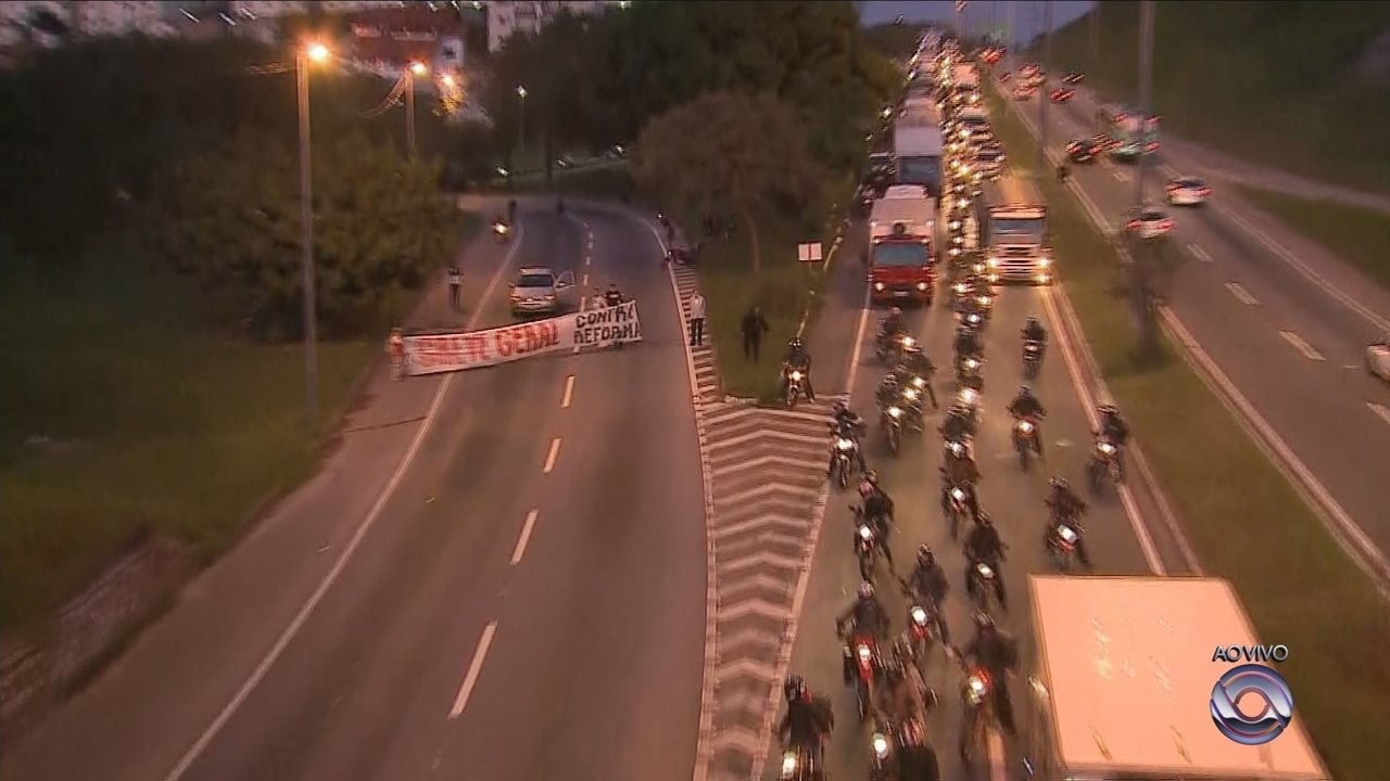 Manifestantes bloqueiam a Via Expressa, em Florianópolis
