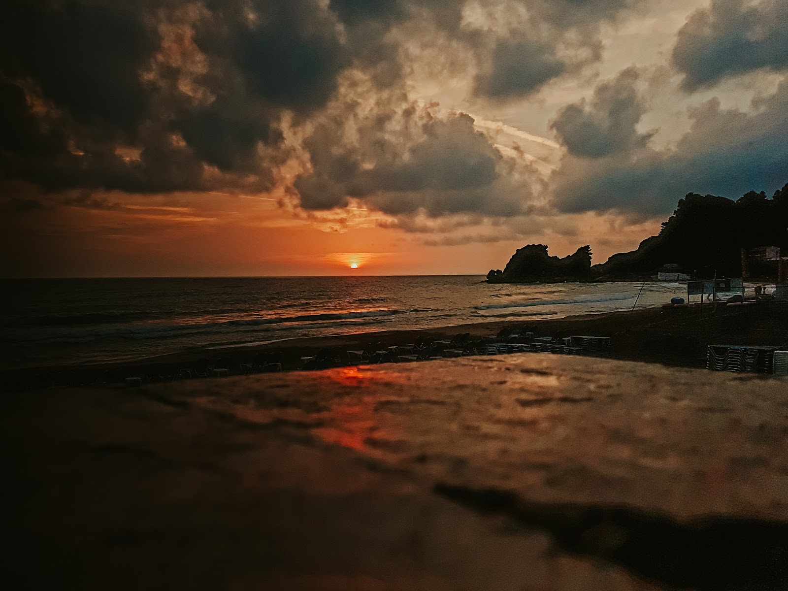 Une plage au coucher de soleil.