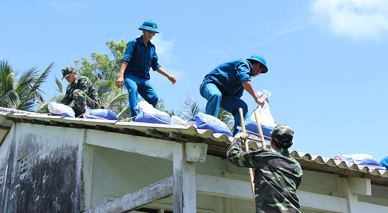 Sử dụng bao cát để phòng chống tốc mái