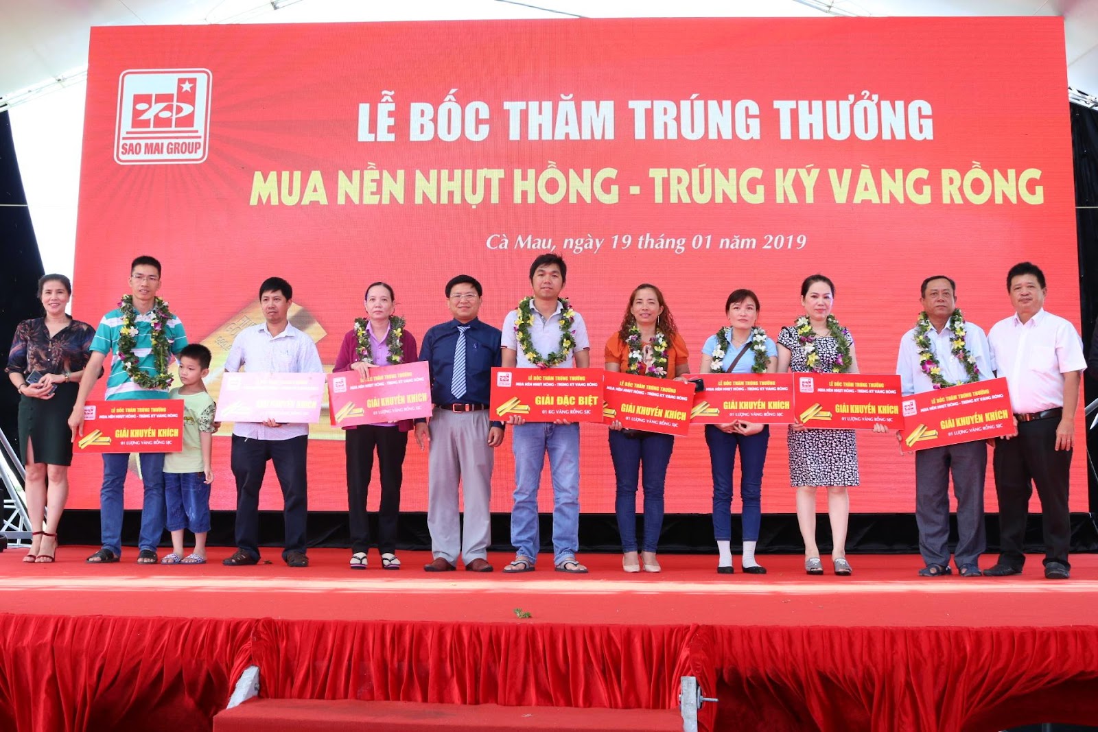 2. Những Khách hàng mai mắn trúng giải chụp ảnh lưu niệm cùng lãnh đạo Sao Mai Group
