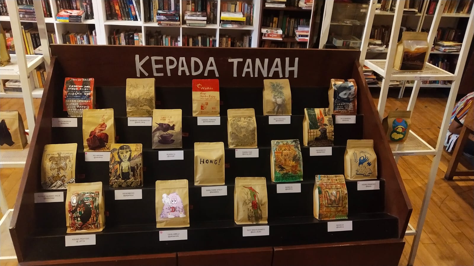 Foto menunjukkan pameran kopi yang dilaksanakan Kepada Tanah di Bandung, untuk menyuarakan isu Desa Wadas. Ada 18 bungkus kopi yang kemasannya sudah didesain oleh 22 seniman, dari total 24 bungkus kopi yang menjadi karya seni.