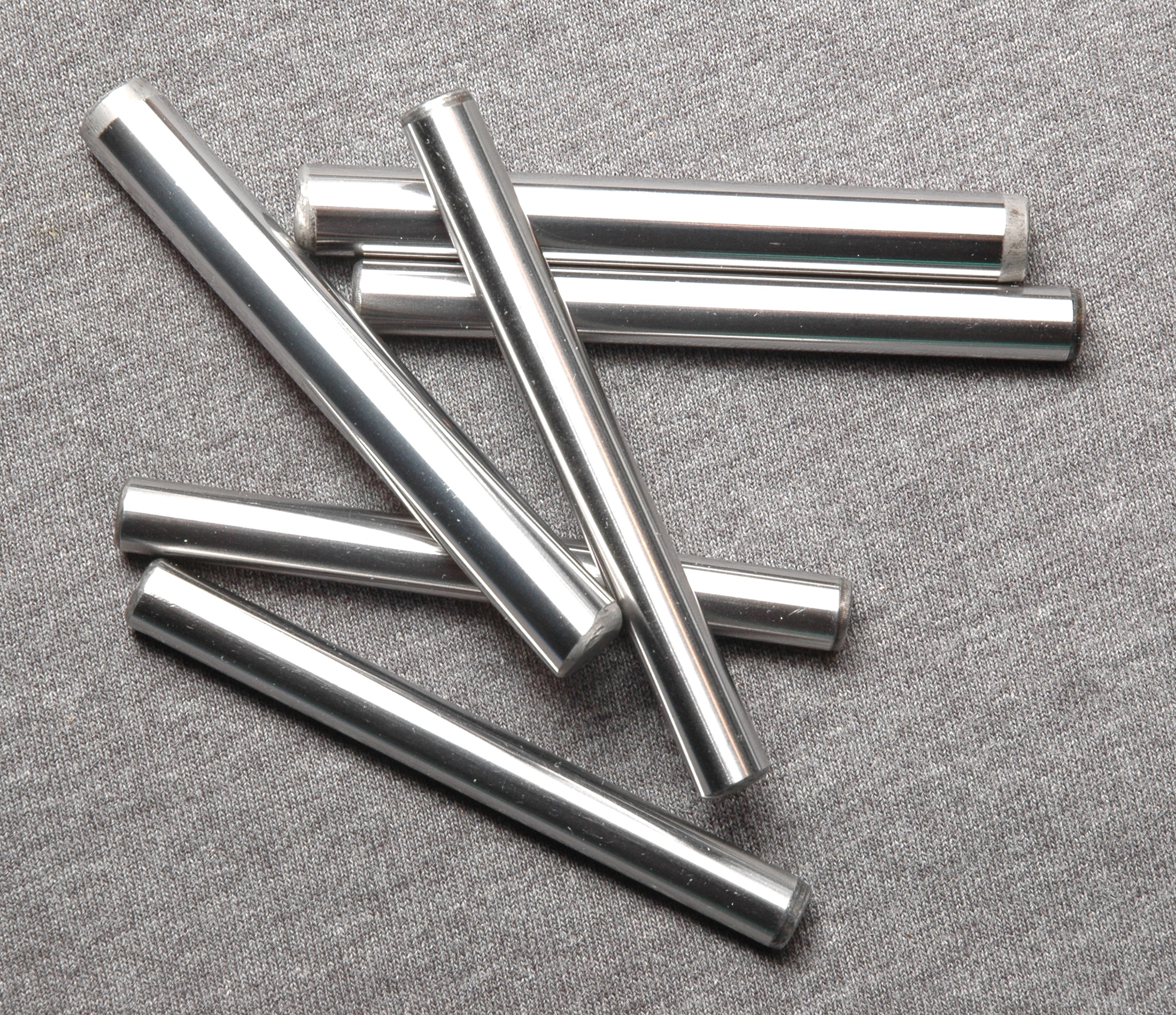 https://upload.wikimedia.org/wikipedia/commons/e/e6/Steel-Dowel-Pins.jpg