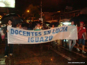 Marcha de docentes, padres y alumnos sobre la calle principal de nuestra ciudad