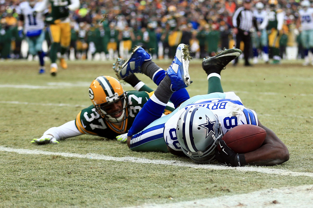 Dez Bryant freaks out after CeeDee Lamb's catch was ruled out of bounds