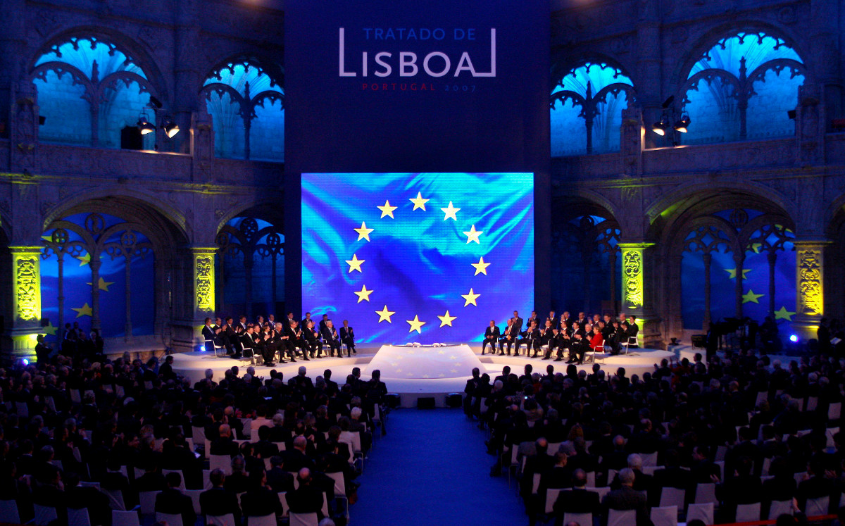 El Tratado de Lisboa Fue firmado por los Estados miembros de la UE el 13 de diciembre de 2007 y entró en vigor el 1 de diciembre de 2009.