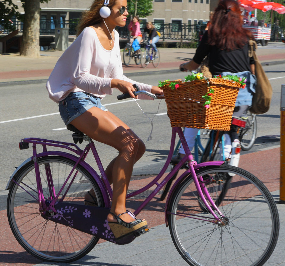 Antagonista concepto pegar Los cascos que están prohibidos al ir en bici | mobeo.es