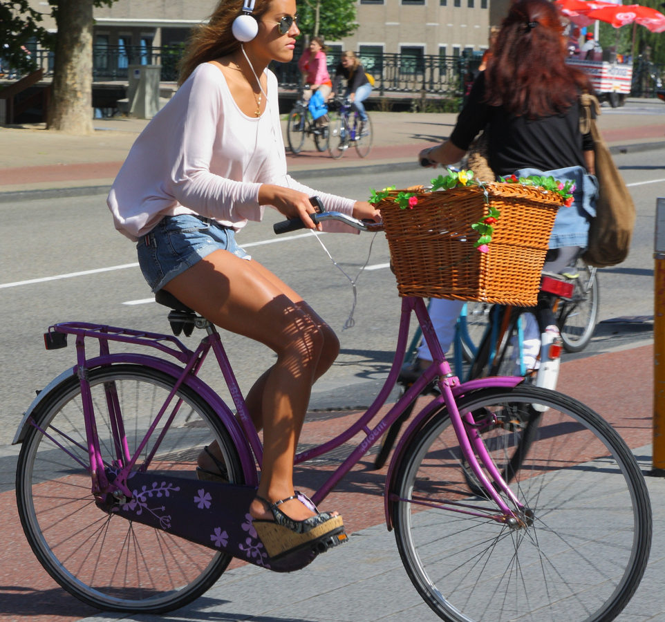 Los cascos que están prohibidos al ir en bici | mobeo.es