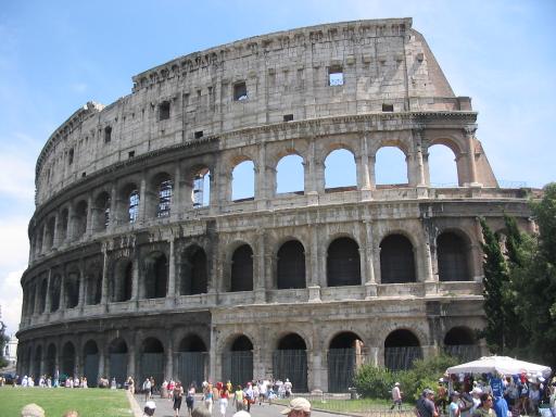 Imagen del Coliseo con turistas contemporáneos abajo.