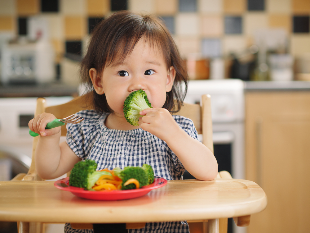 Trị táo bón cho trẻ bằng việc bổ sung chất dinh dưỡng 