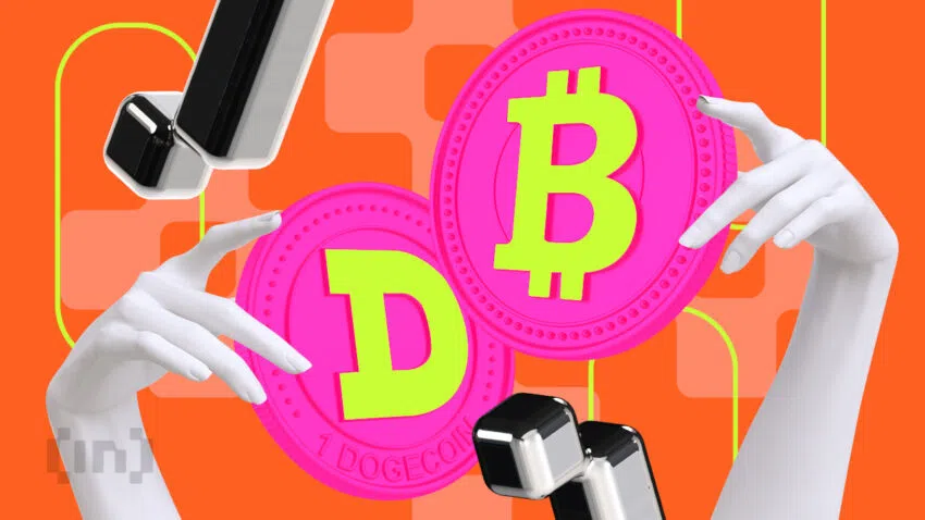 Zwei Hände halten je einen Dogecoin und einen Bitcoin hoch. Es geht um den Vergleich der beiden Kryptos - Ein Bild von BeInCrypto.com.