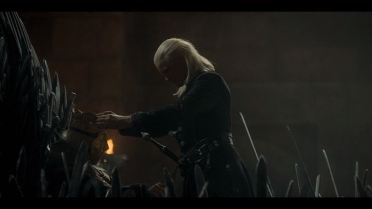 Daemon Targaryen colocándole la corona al Rey Viserys en House of the Dragon
