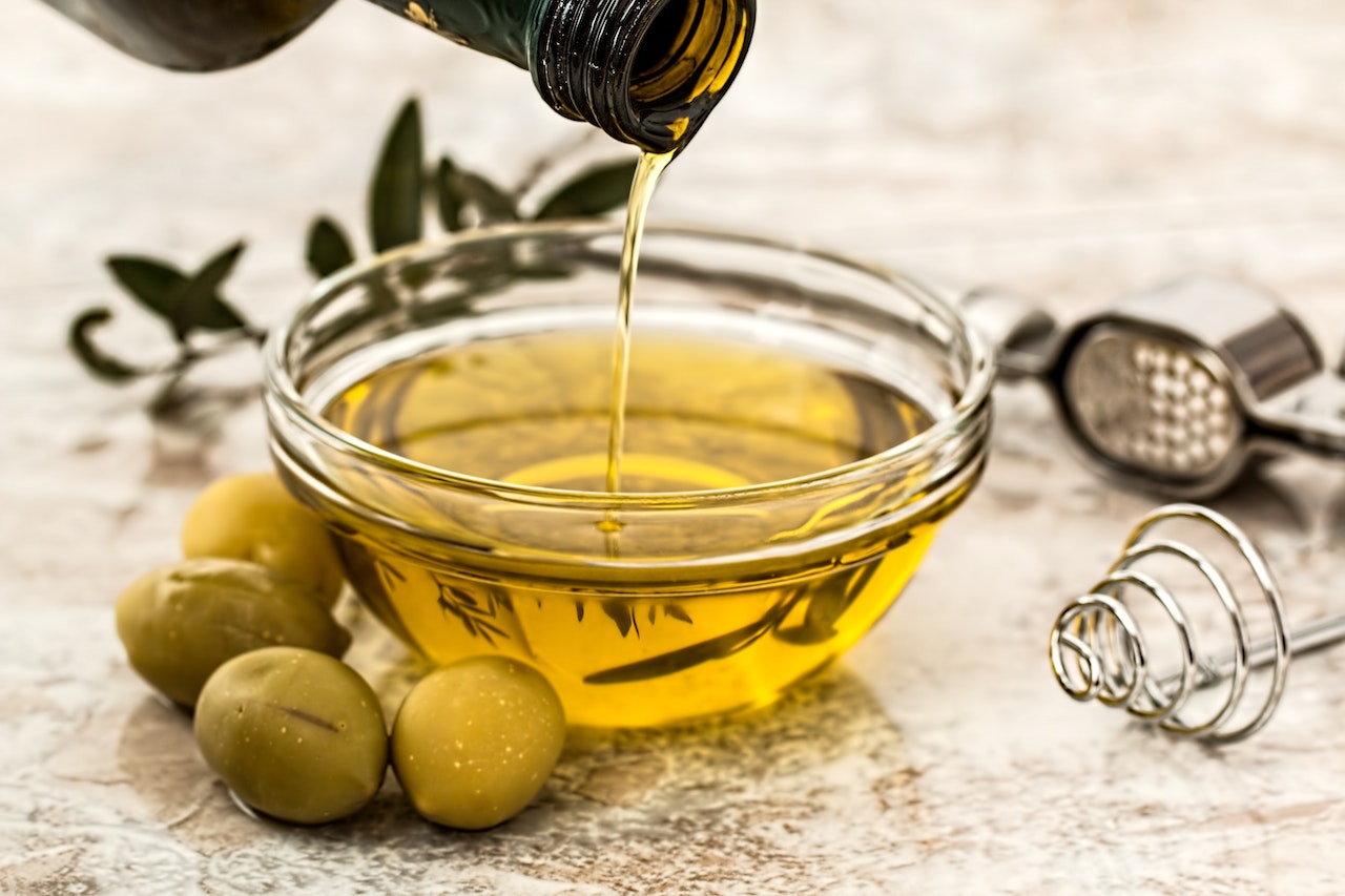 ulei care se scurge în olivieră