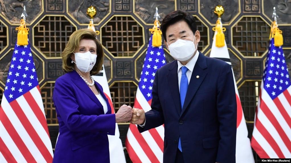 Chủ tịch Hạ viện Mỹ Nancy Pelosi gặp người tương nhiệm Hàn Quốc Kim Jin-pyo ở Seoul hôm 4/8 2022. (Foto: Kim Min-Hee via REUTERS)