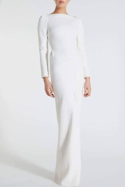 A person wearing a white dress  Description automatically generated with medium confidence