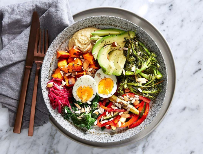 beispiel für speise, gesunde ernährung, salat, bunter salat mit vielen nahrstoffen, ei, avocado, paprika, tomaten, rohe samen, grpnsalat