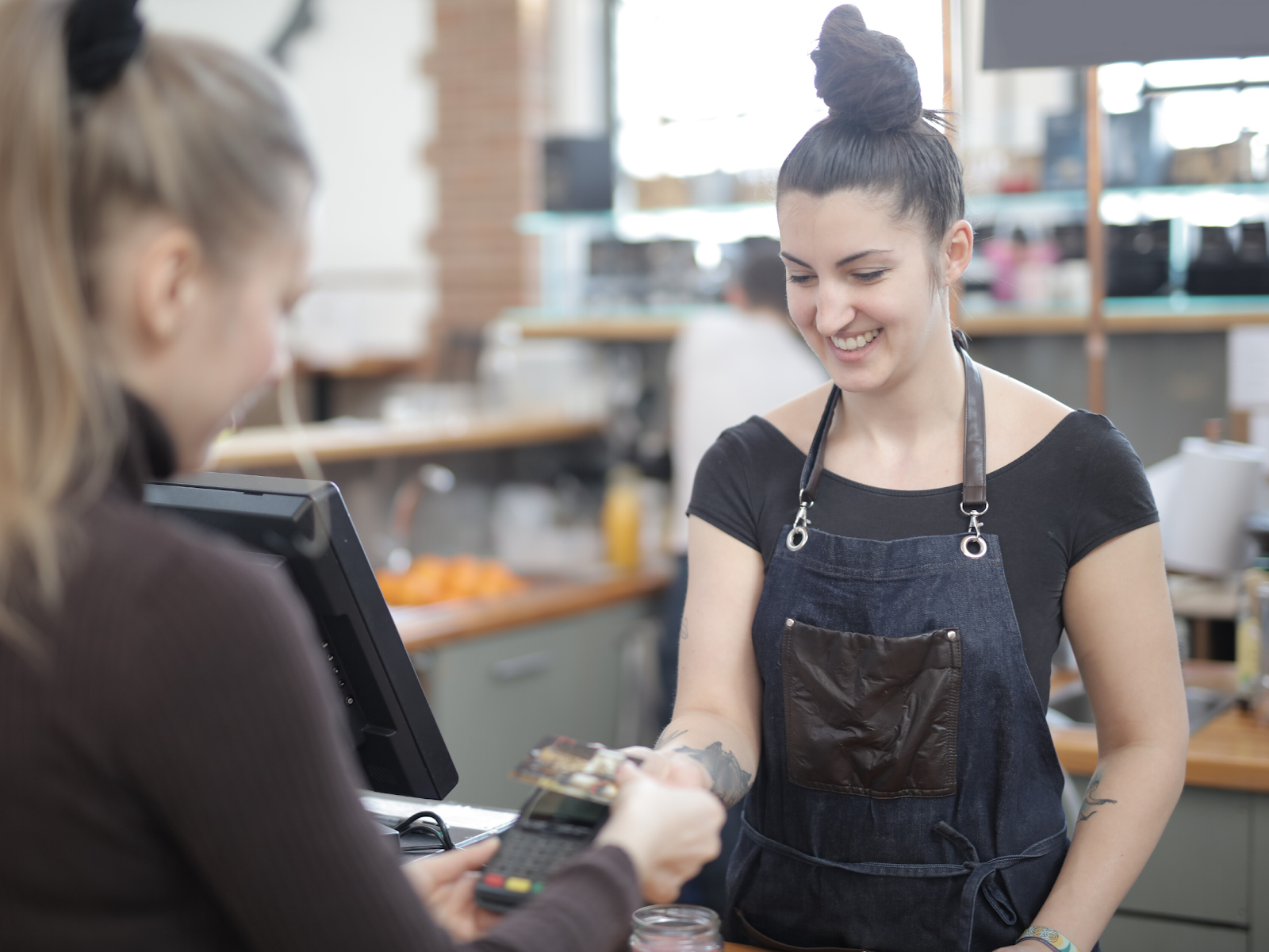 Femme donnant un service impeccable