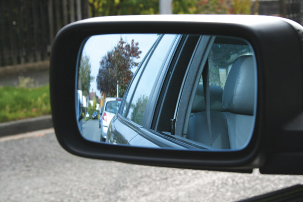 Quan sát phía sau gương chiếu hậu là kỹ năng quan sát khi lái xe ô tô rất quan trọng.